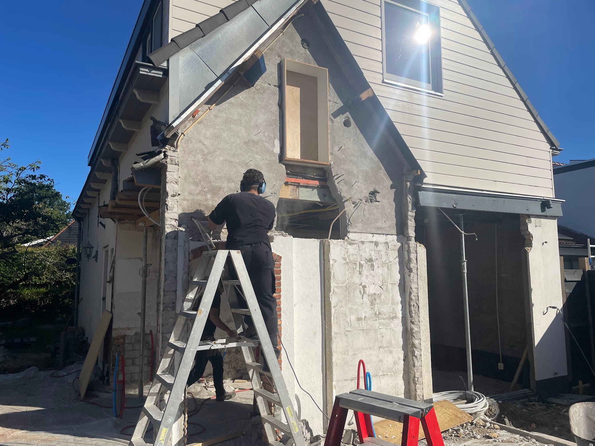 Binnenmuur wordt gesloopt in een woning in Stellendam.