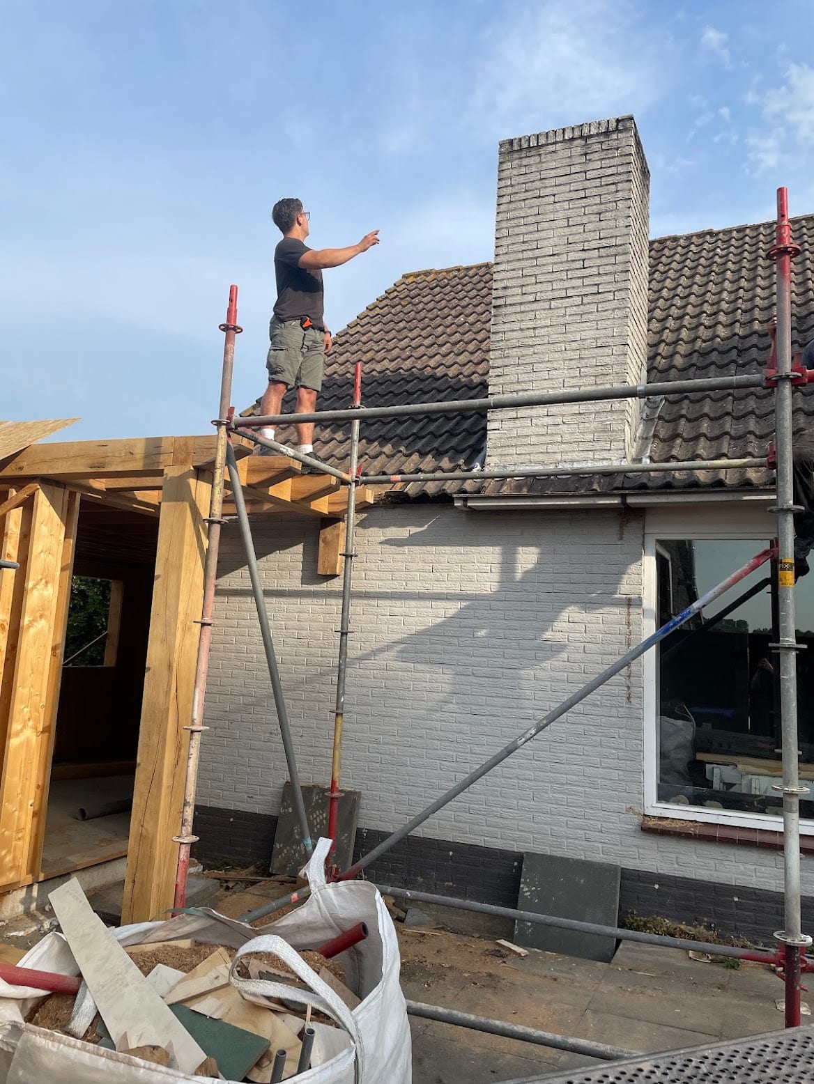 Dakbedekking en beschot worden losgehaald tijdens het sloopwerk.