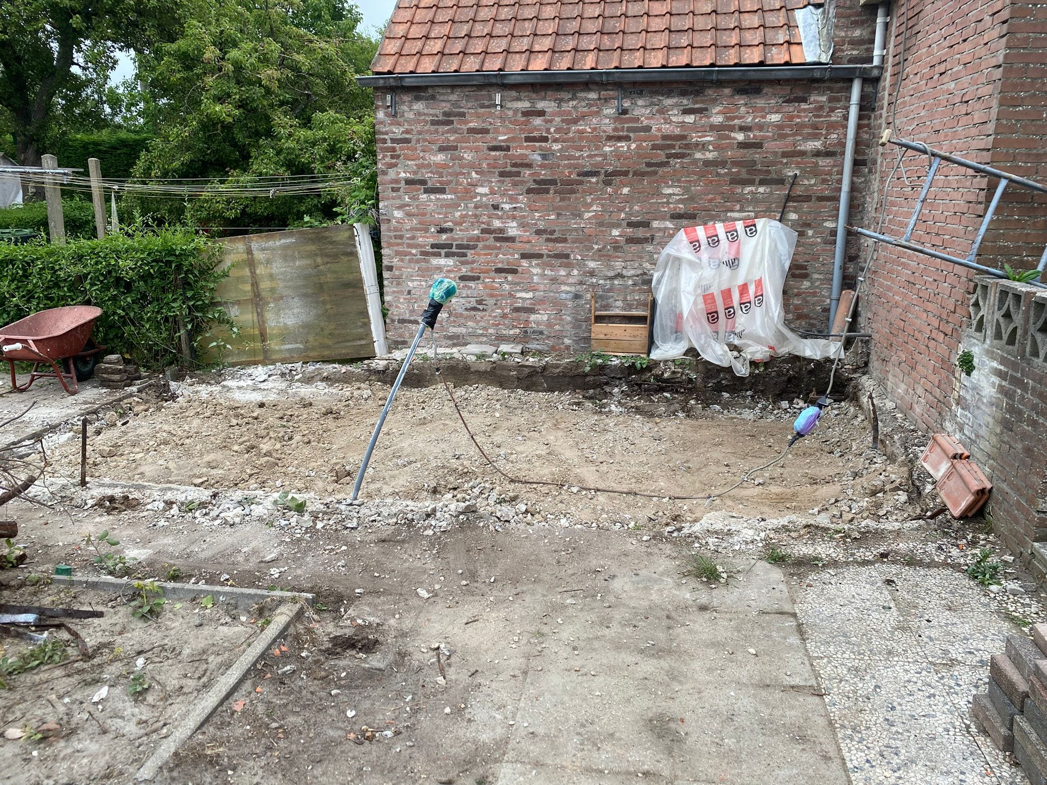Het terrein naast de schuur is leeg en vlak nadat de betonnen fundering is verwijderd in Middelharnis.